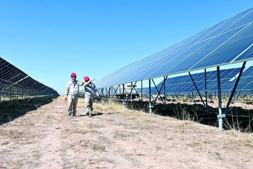 运维员在光伏项目现场进行定期巡检工作。 本报记者 陆广涛 摄